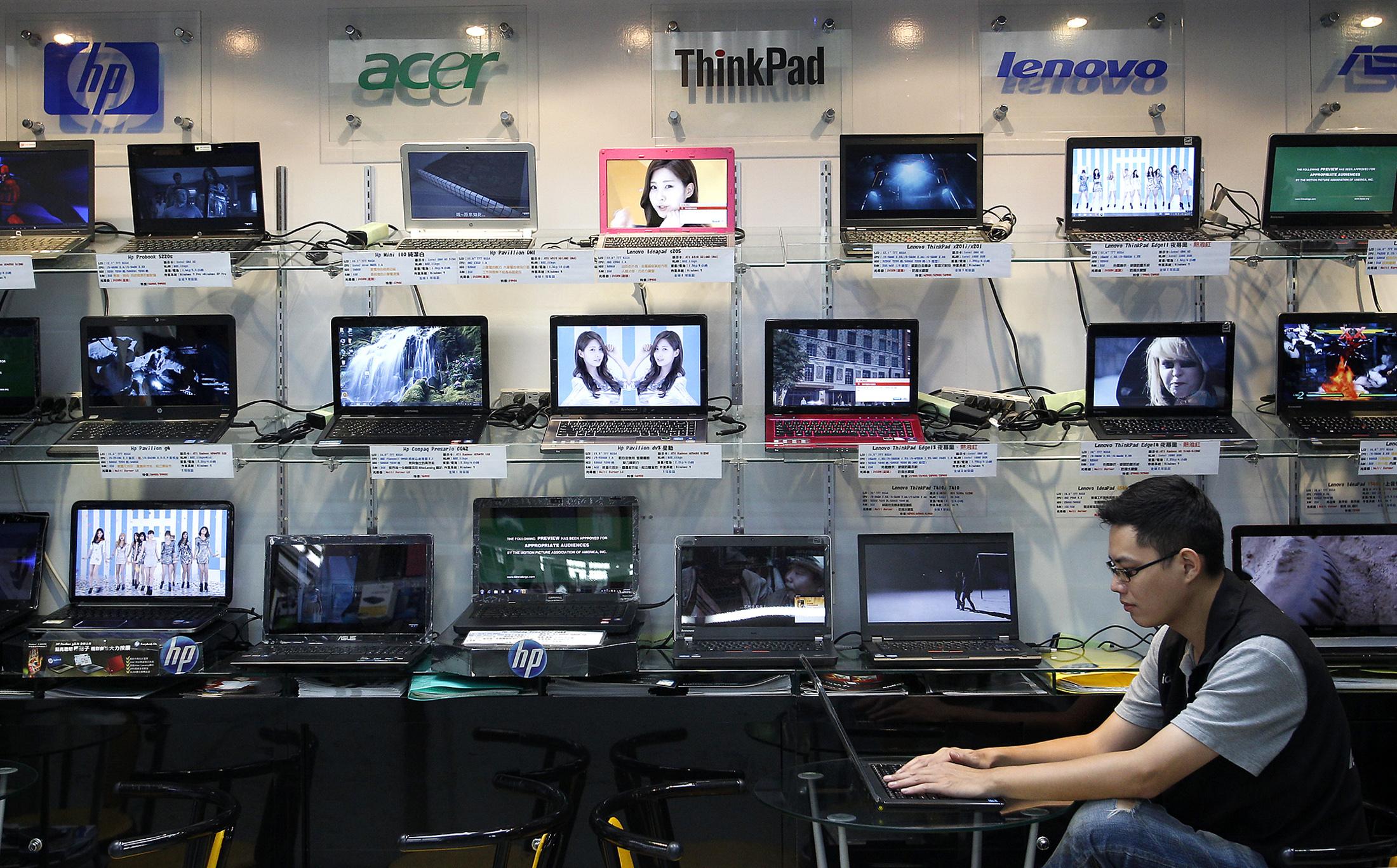 Магазин персональных компьютеров. Компьютерный магазин. Магазин компьютеров. Компьютерный рынок. Компьютерные магазины в Японии.